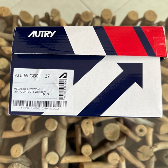 AUTRY MEDALIST Low Top Silver Leather Sneakers - Picture 9 of 9